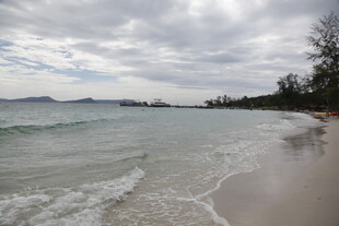 宁静海滩 海浪轻拍沙滩