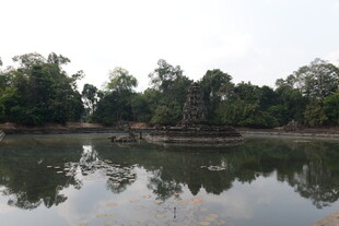 静谧湖水映衬古老建筑