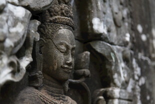 古老佛像雕刻细节特写