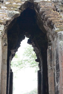 古老石拱门遗迹