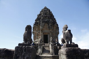 古老寺庙前的石兽景观