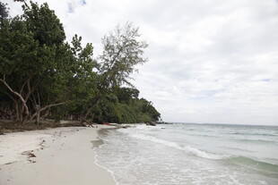 宁静海滩 海浪轻拍沙滩