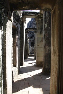 古老建筑内的幽深通道