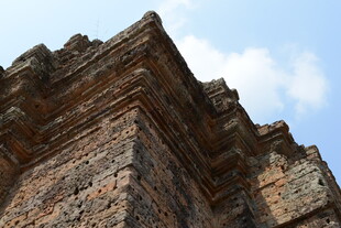 古老石砌建筑顶部特写