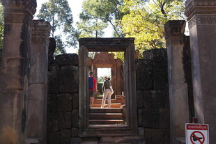 古老寺庙门洞内的游客身影