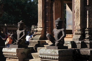 古老寺庙前的庄严佛像