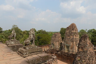 吴哥窟古老石像与石塔景观