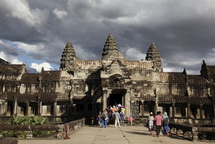 吴哥窟古迹前的游客身影