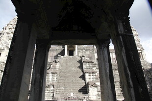 古建内景 透过廊柱看远景