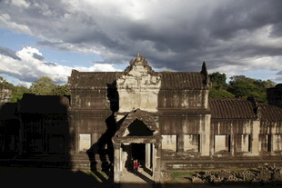 古老寺庙前的游客剪影