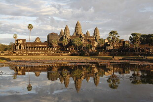 吴哥窟美景倒映于水面