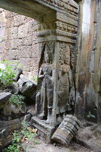 古老寺庙中的残破石像