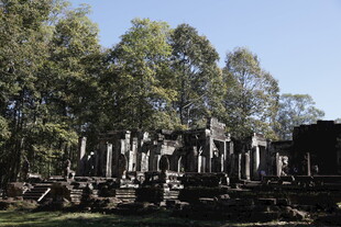 古老寺庙遗迹 绿树环绕