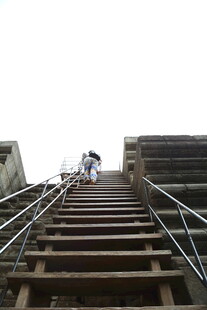 工人攀爬户外木质楼梯