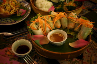 美味越南春卷及蘸料组合