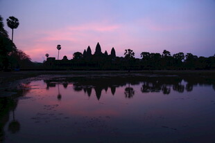 柬埔寨吴哥窟的黄昏倒影