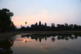 吴哥窟黄昏湖景倒影