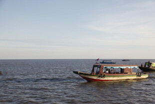 海上载客小船航行中