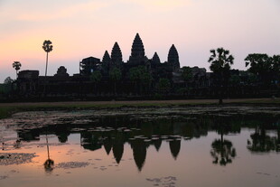 吴哥窟的黄昏倒影美景