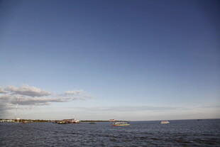 海边蓝天与远处船只景象