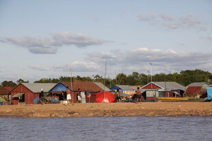 湖畔多彩小屋村落景观