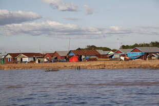 河畔多彩民居景观