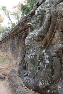 古老石墙雕刻的神秘图案