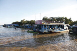 水上人家的独特船只景观