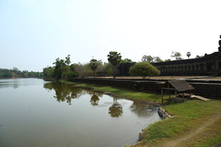 宁静河畔的古朴景致