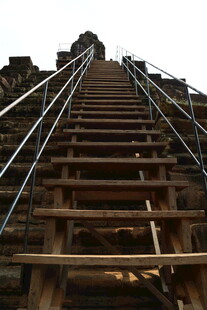 古老陡峭的木质阶梯