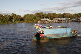 河上行驶的蓝色船只