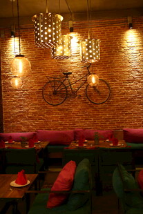 复古砖墙下的温馨休闲角落