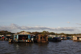 水上人家的宁静生活场景