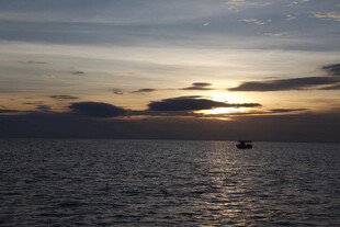 海上日落孤舟景