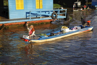 水上小船与岸边建筑景象