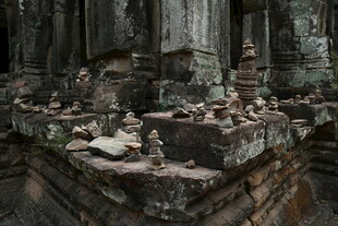 古老寺庙中的佛像遗迹