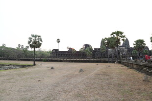 古老寺庙前的开阔场地