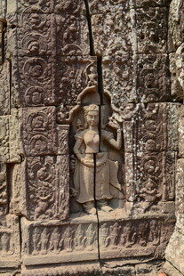 古老石雕佛像细节展示