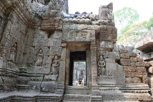 古老神秘的石质寺庙建筑