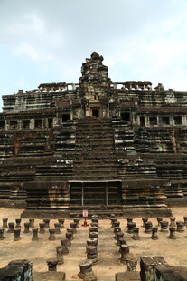 吴哥窟壮观建筑与游客