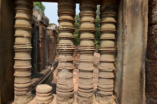 古老寺庙中的石柱景观