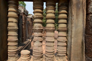 古老石柱堆叠的神秘景象