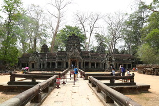 吴哥窟古迹前的游客身影