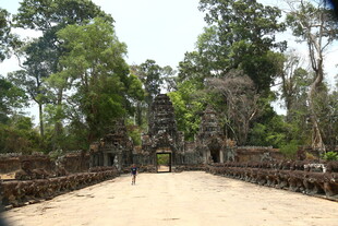 古老寺庙前的开阔通道