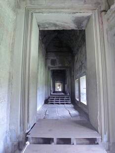 古老建筑内的幽深走廊