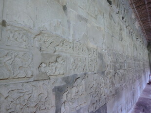 古老石壁上的雕刻痕迹