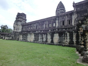 吴哥窟古老建筑与绿地