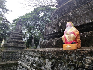 古寺旁的彩色佛像