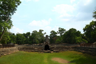 古老遗址中的开阔草地景观
