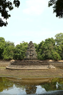 古老寺庙倒映于静谧水面
